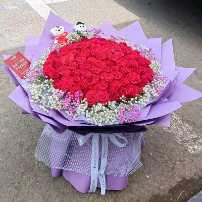 内江99朵红玫瑰满天星花束，你是温暖怀抱