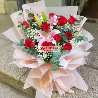 内江11朵红玫瑰百合，全世界里只有一个你